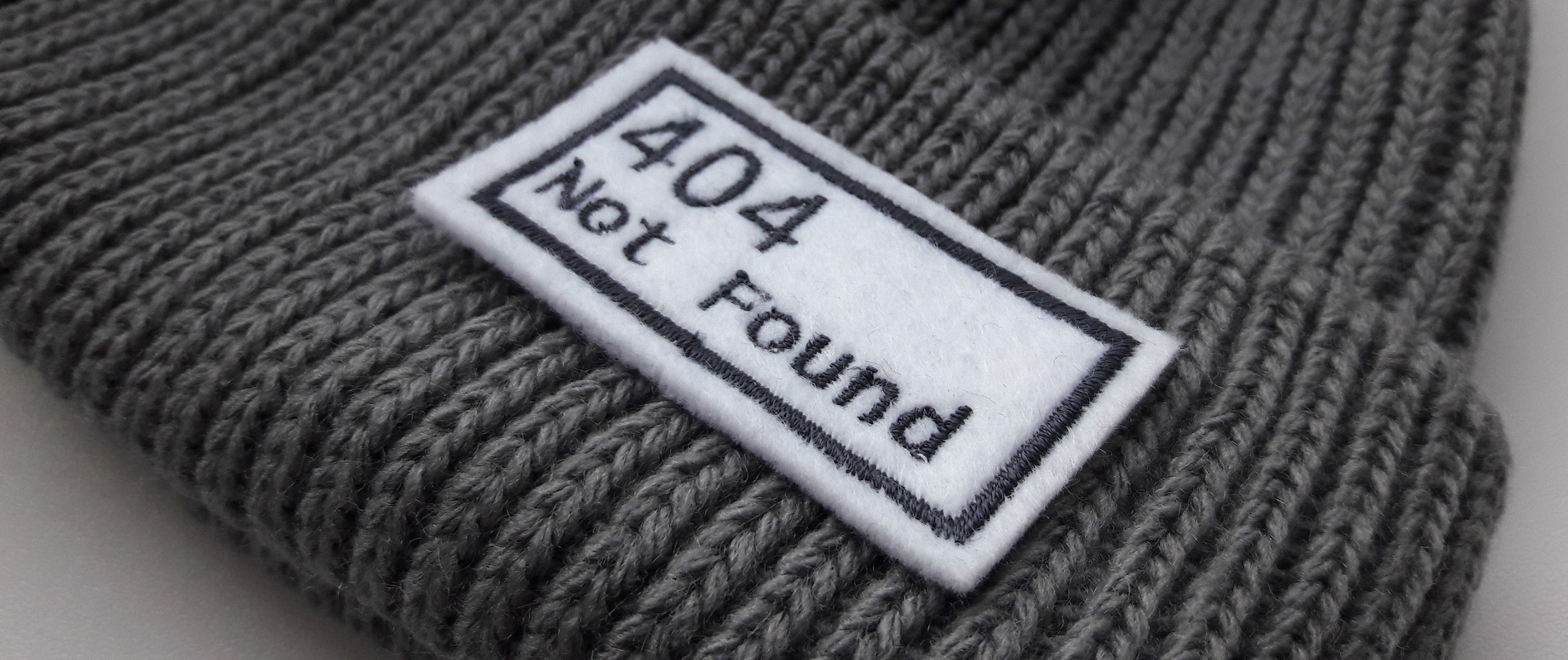 Шапка с нашивкой